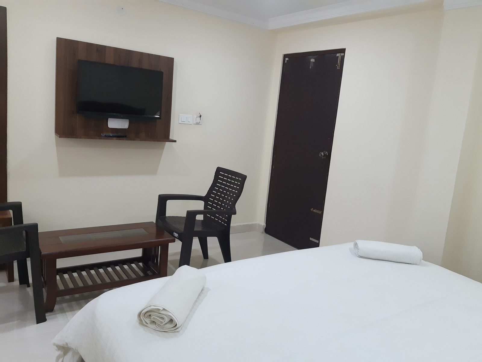 Television and seating in a Deluxe A/C room