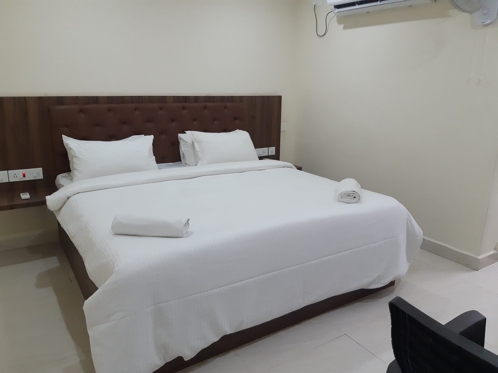 Deluxe A/C room seen from the doorway