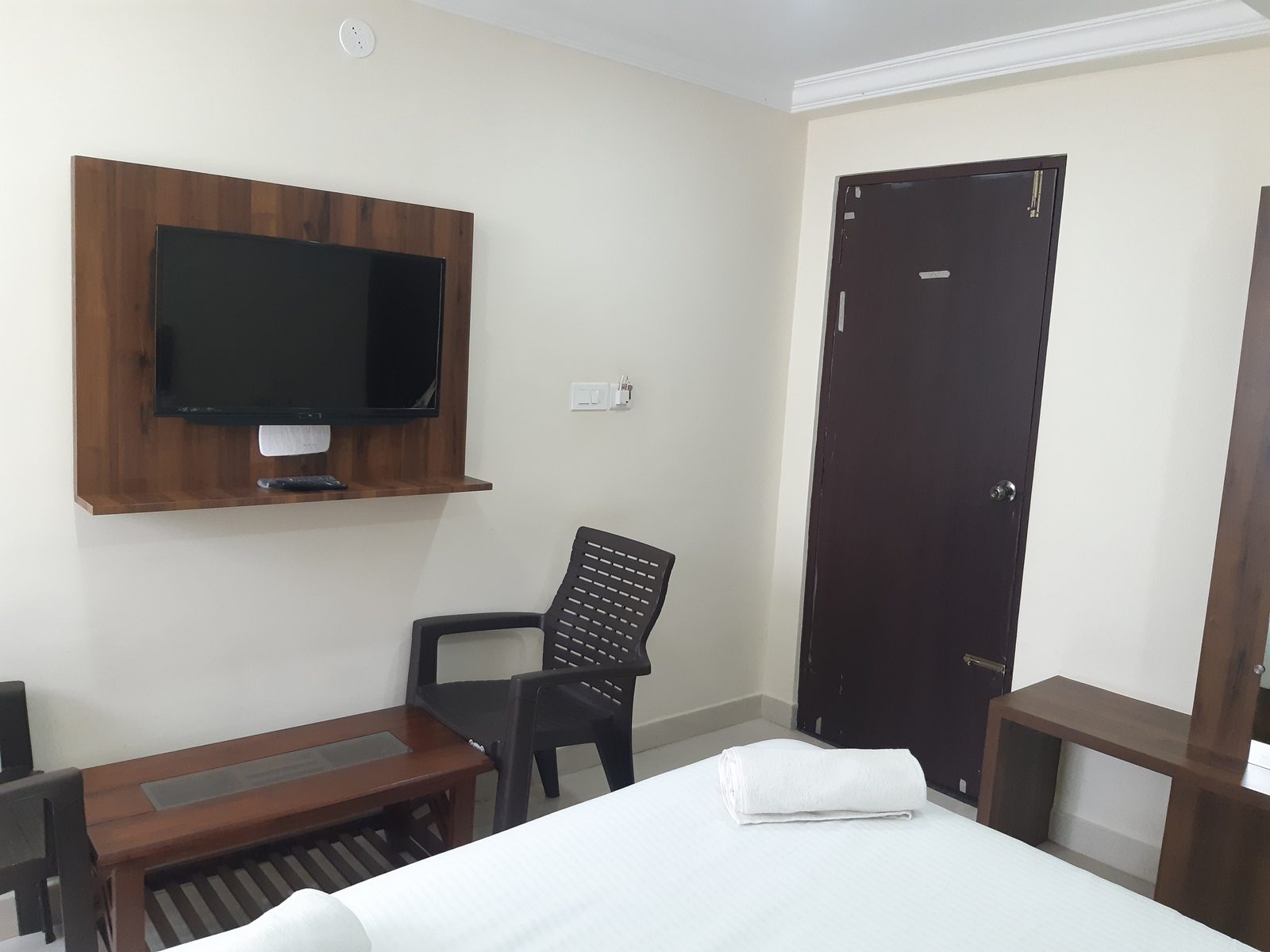 Wash basin and television in a Deluxe non-A/C room